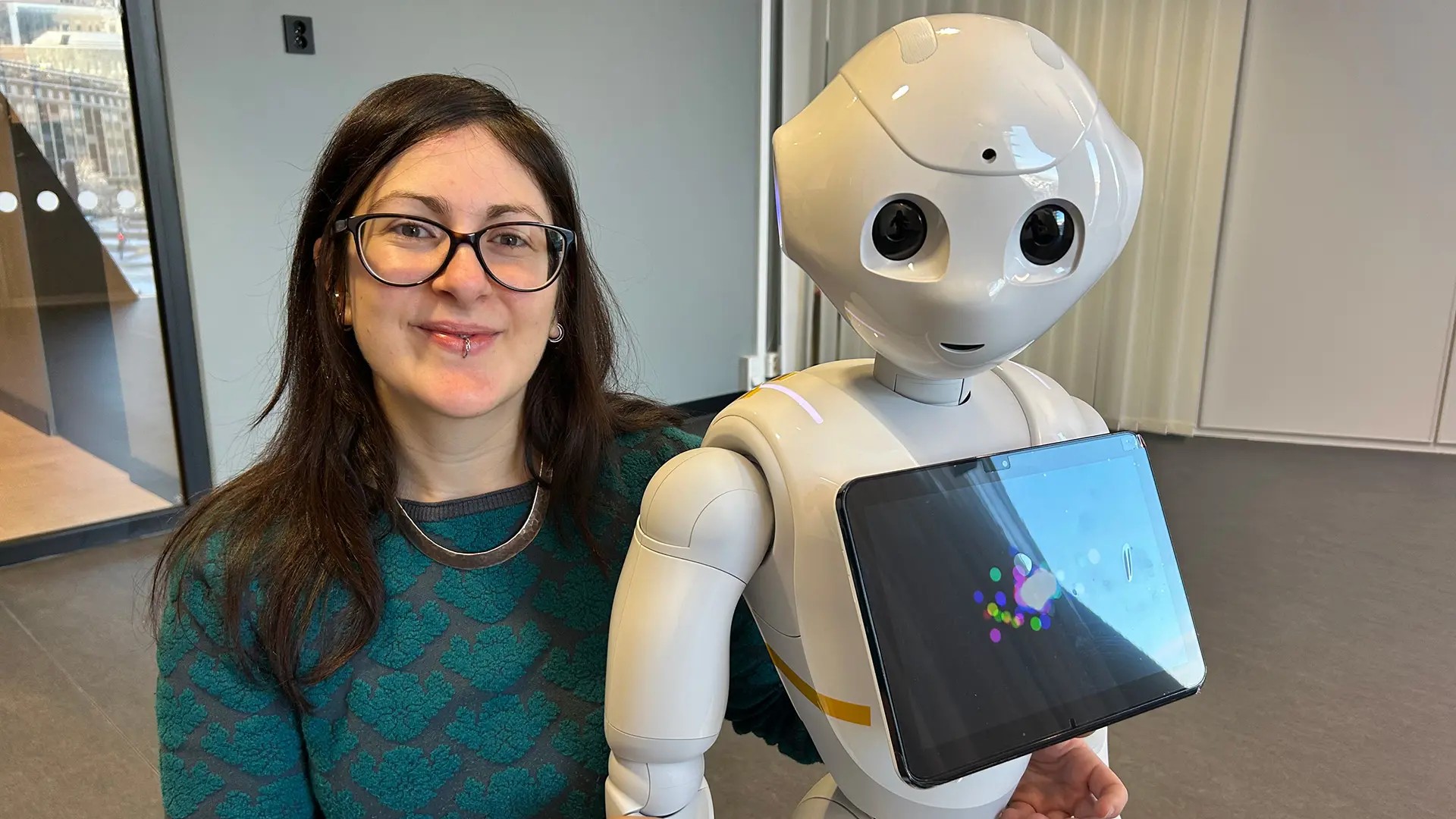 Ilaria Torre tillsammans med roboten Pepper