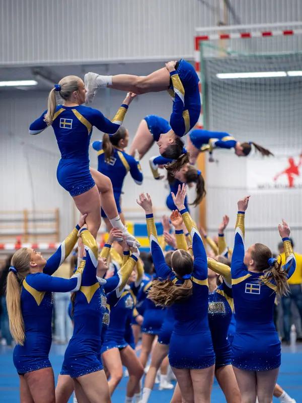 Svenska landslaget i cheerleading på en träning.