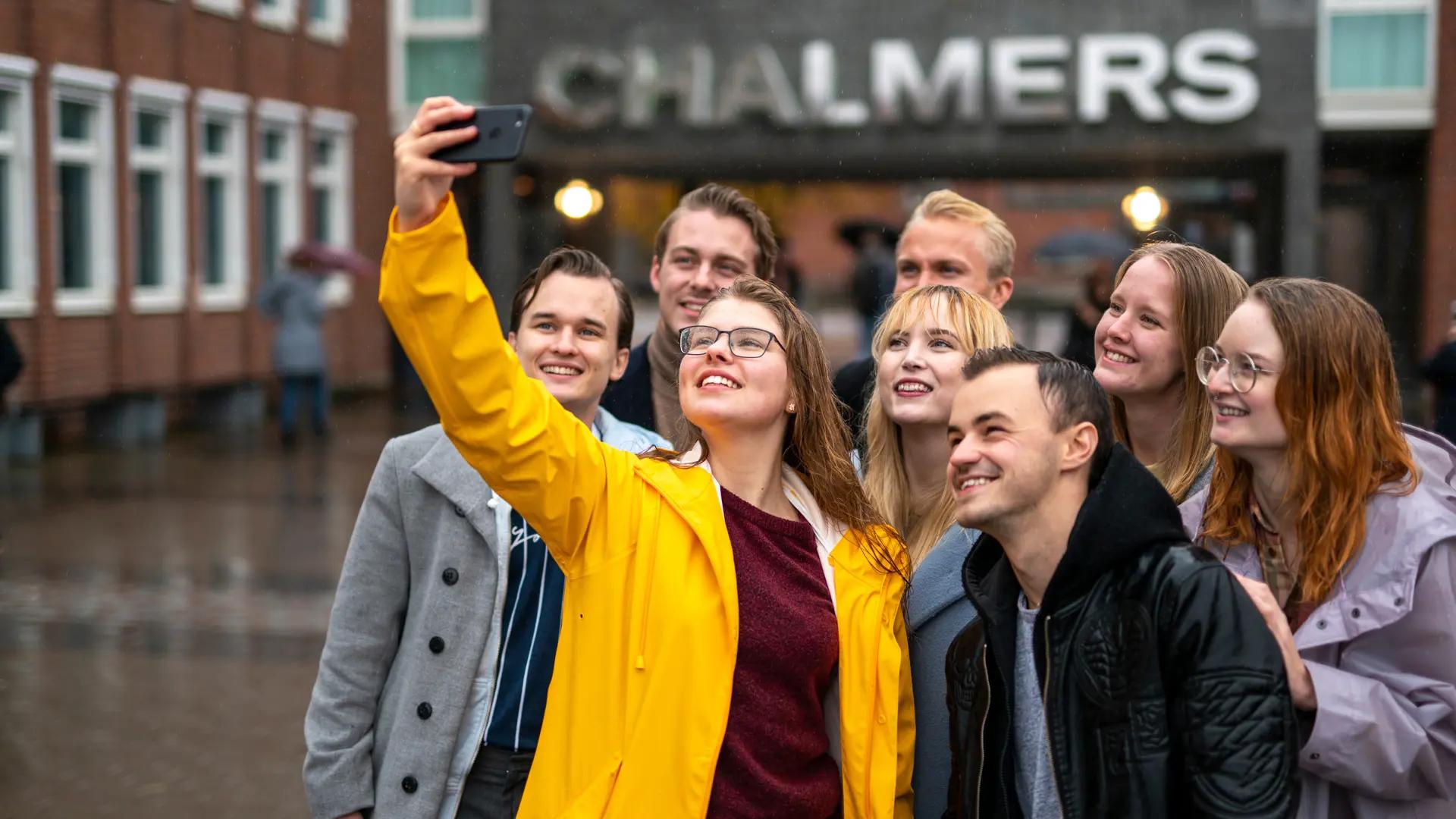 Students with selfiestick oitside Chalmers, Campus Johanneberg.