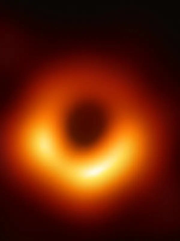 Den första bilden av ett svart hål.