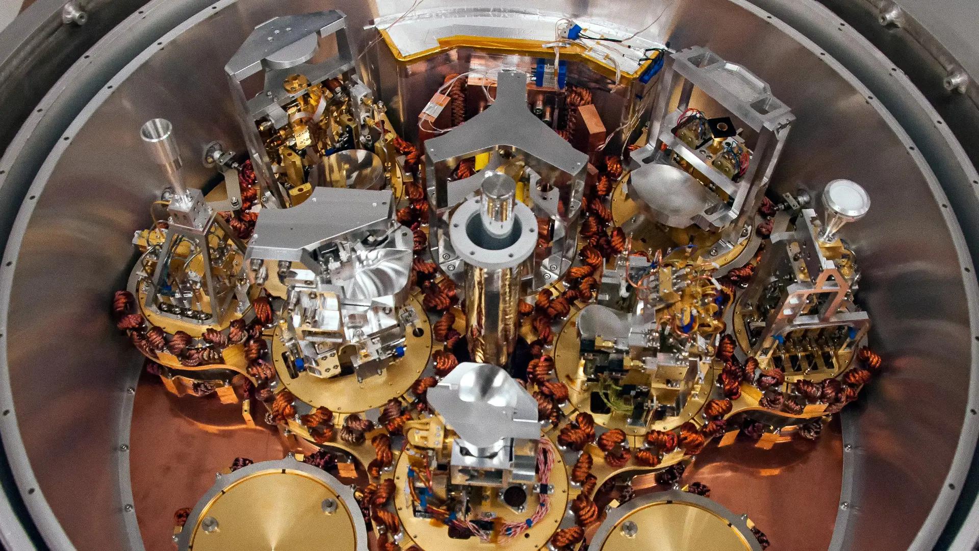 Insidan på ett av ALMAs teleskop