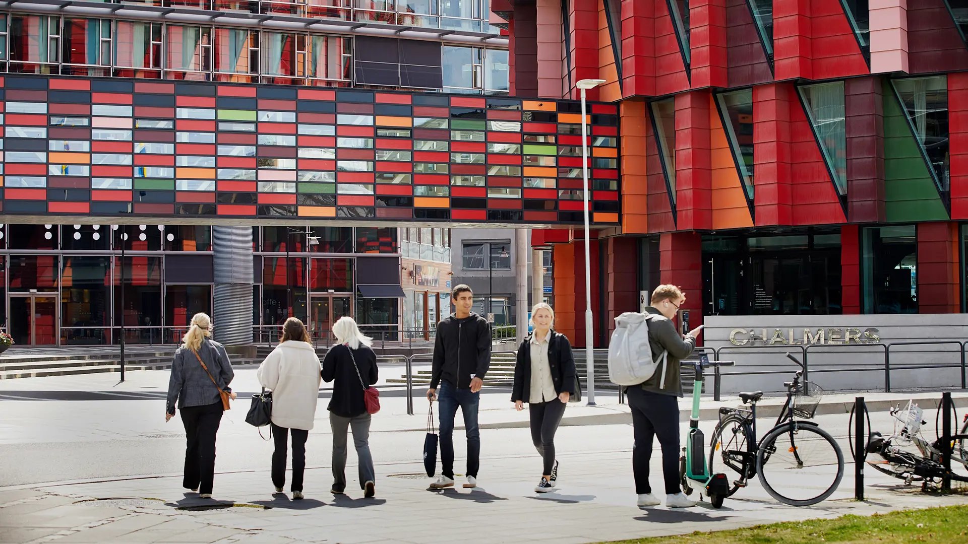 Students walking on campus Lindholmen