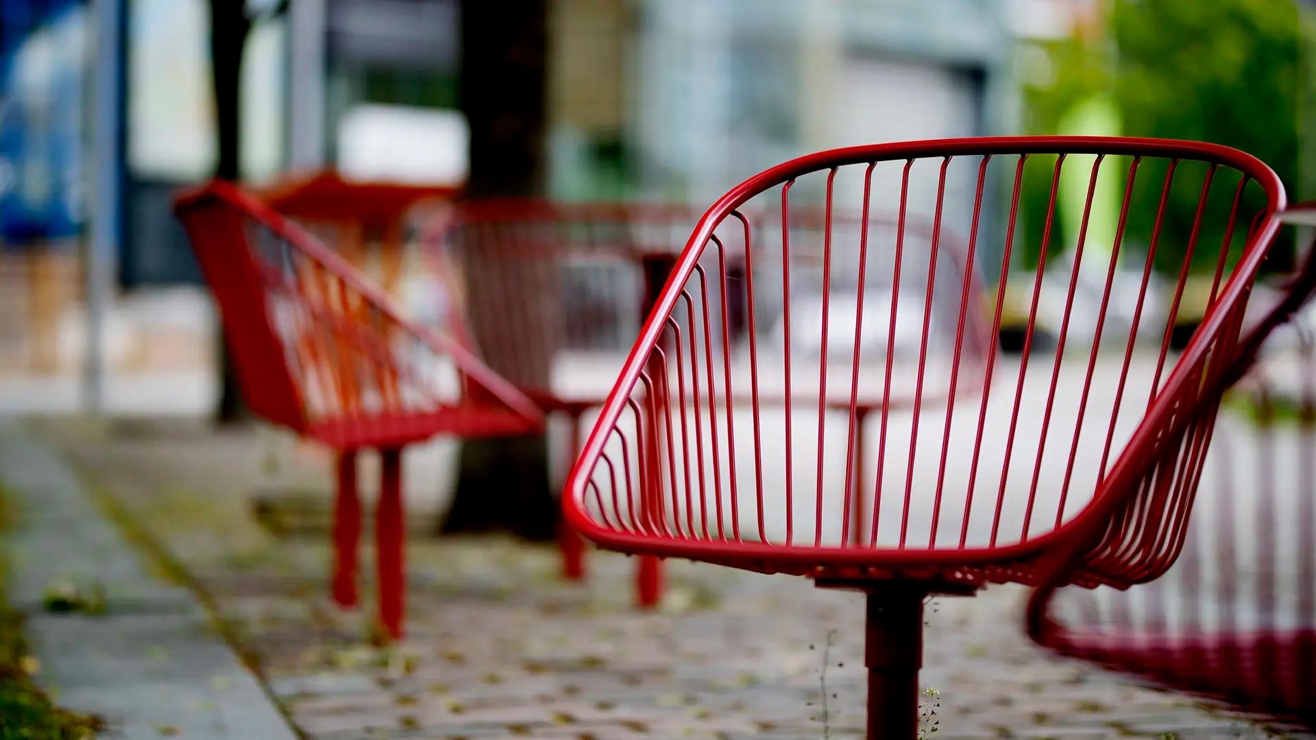 Detaljbild utomhus på röda stolar