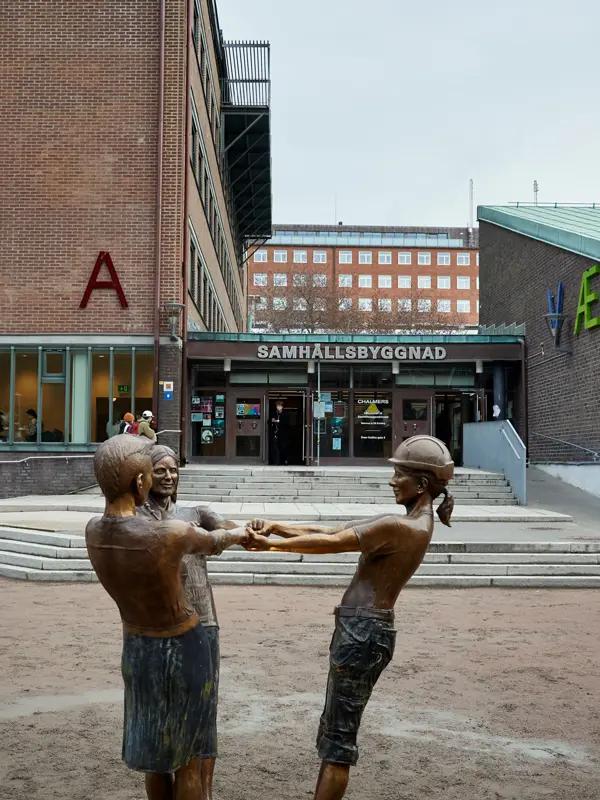 Skulptur av personer som håller varandras händer