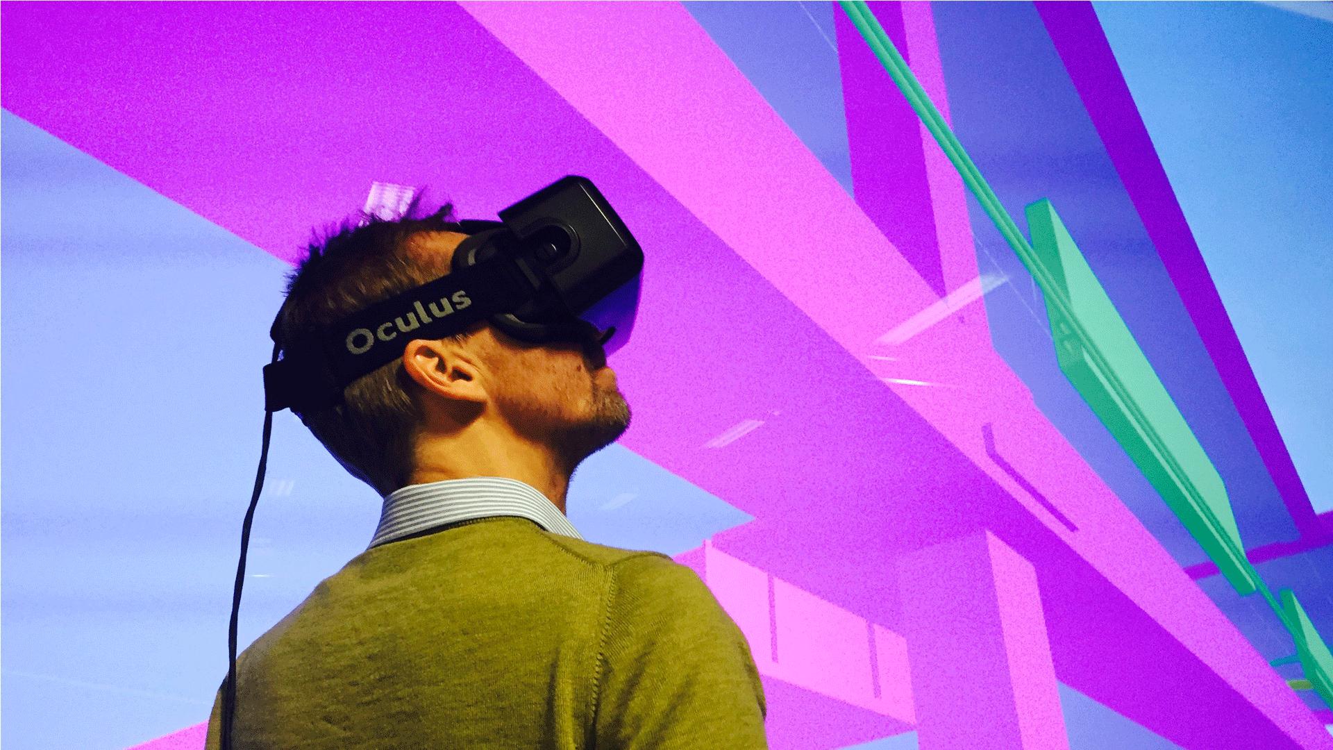Mikael Johansson i VR goggles framför en skärm