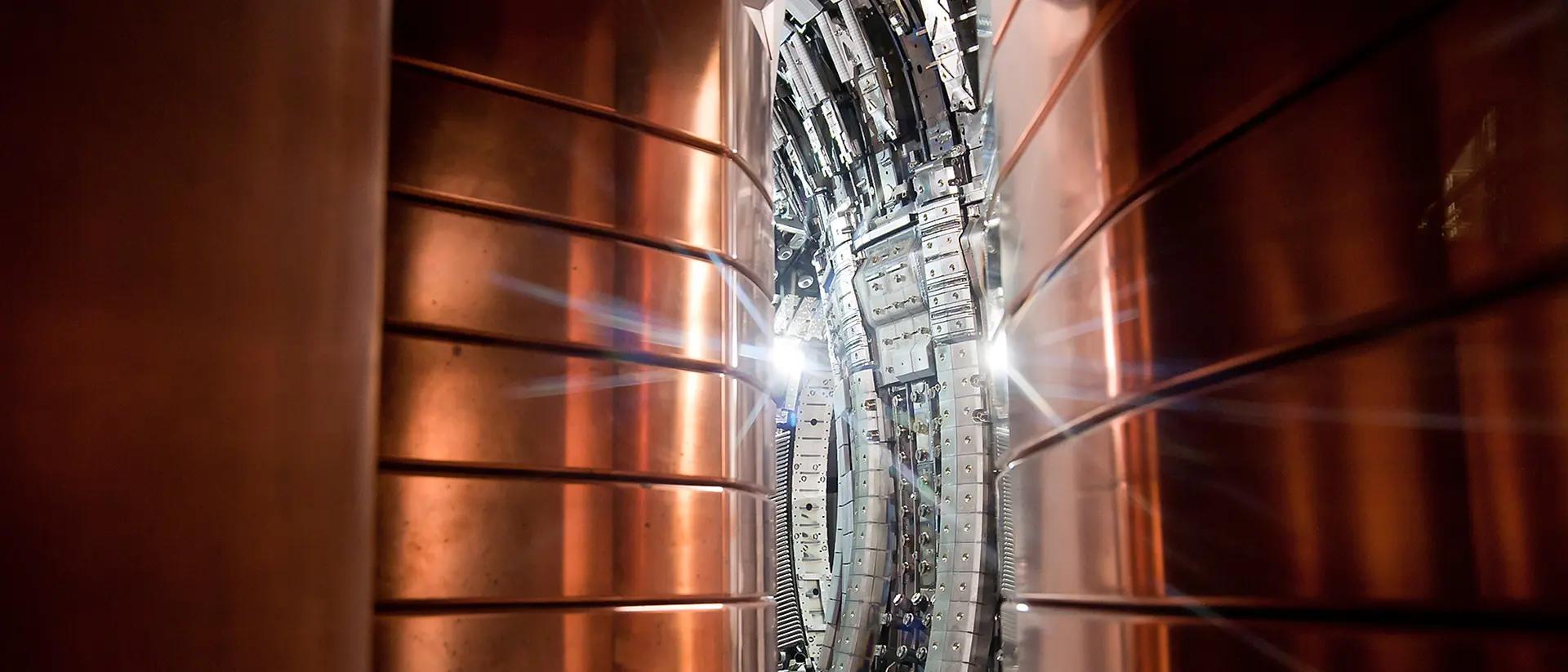 Insidan av en fusionsreaktor av typen Tokamak