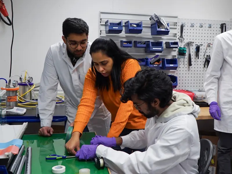 Richa Chaudhary together with students in a lab at Chalmers.