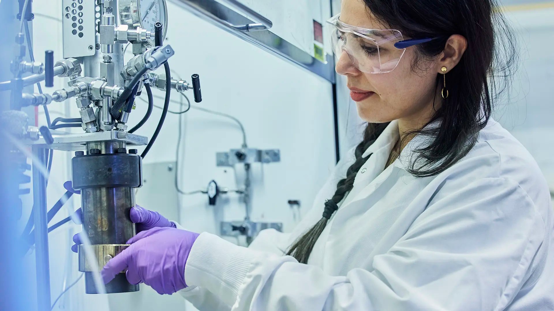 En forskare monterar utrustning i labbet för reaktionsteknik 