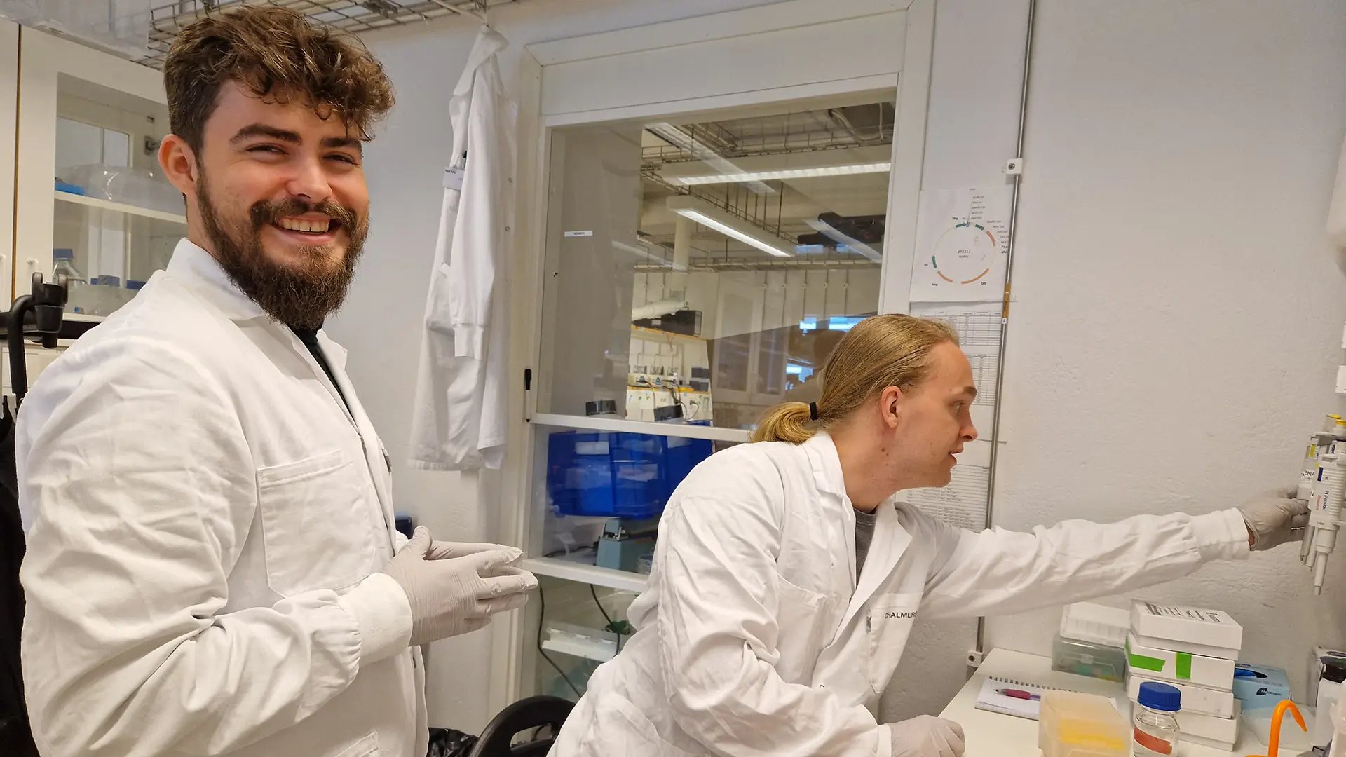 Två studenter arbetar i ett labb