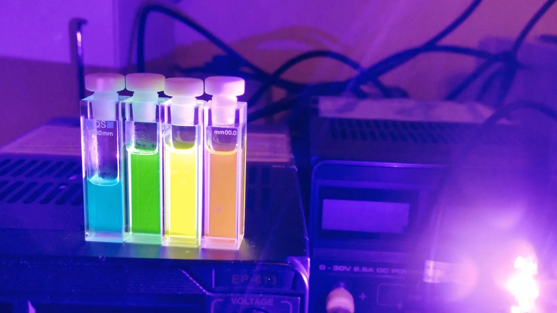 Fluorescens från en tvåfotonabsorberande molekyl designad i 4for2-projektet