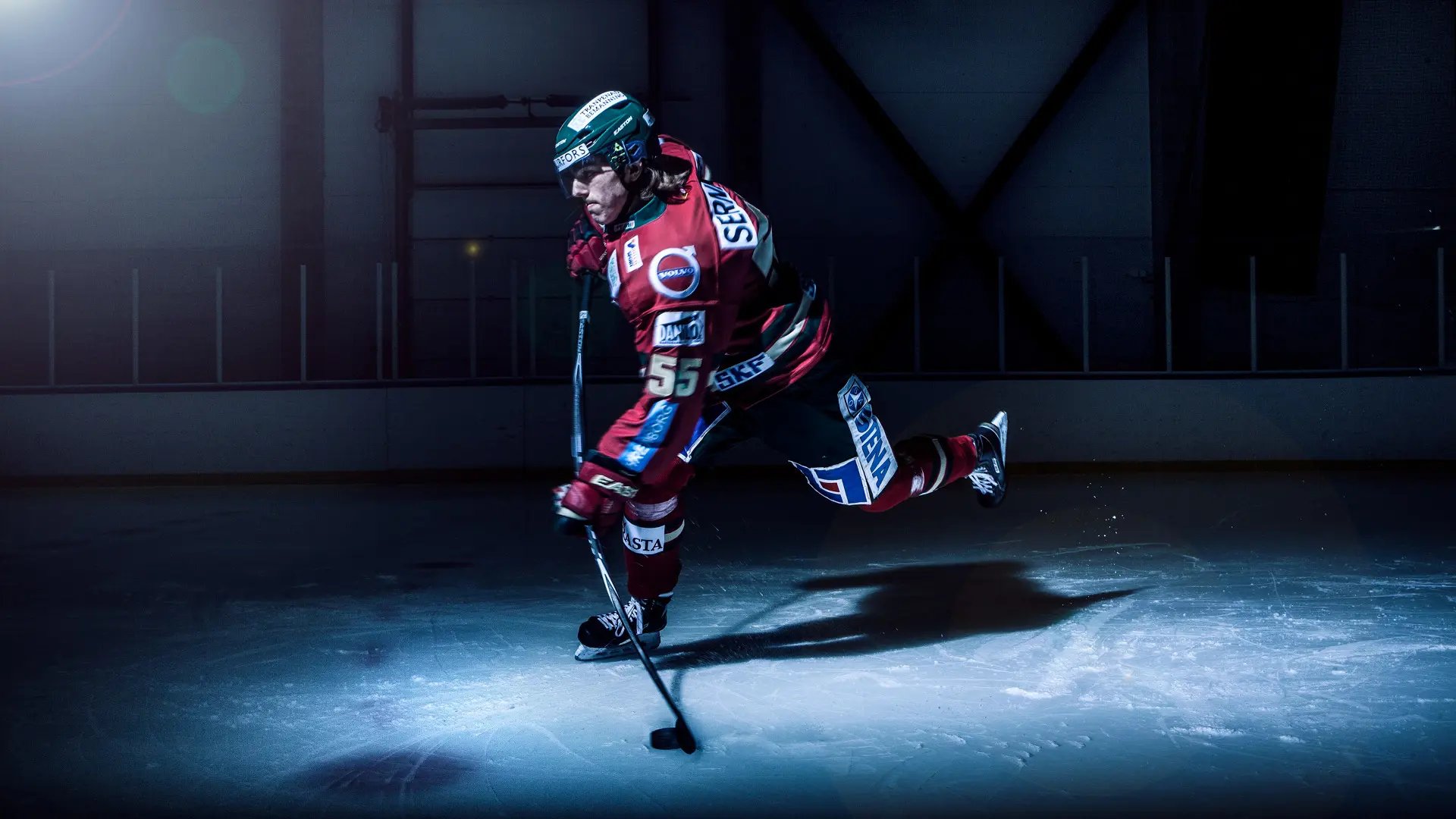 Hockeyspelare i skottögonblick, hockeyklubba tillverkad av tunt vävda kompositer