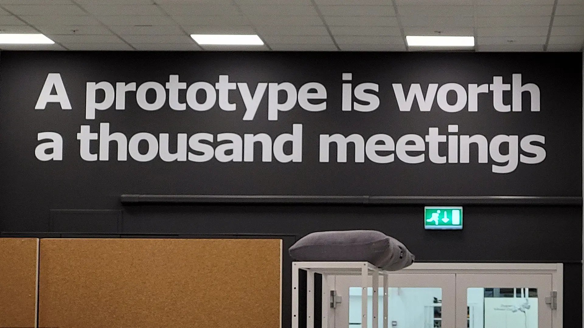 En skylt med vit text på svart botten som säger A prototype is worth a thousand meetings