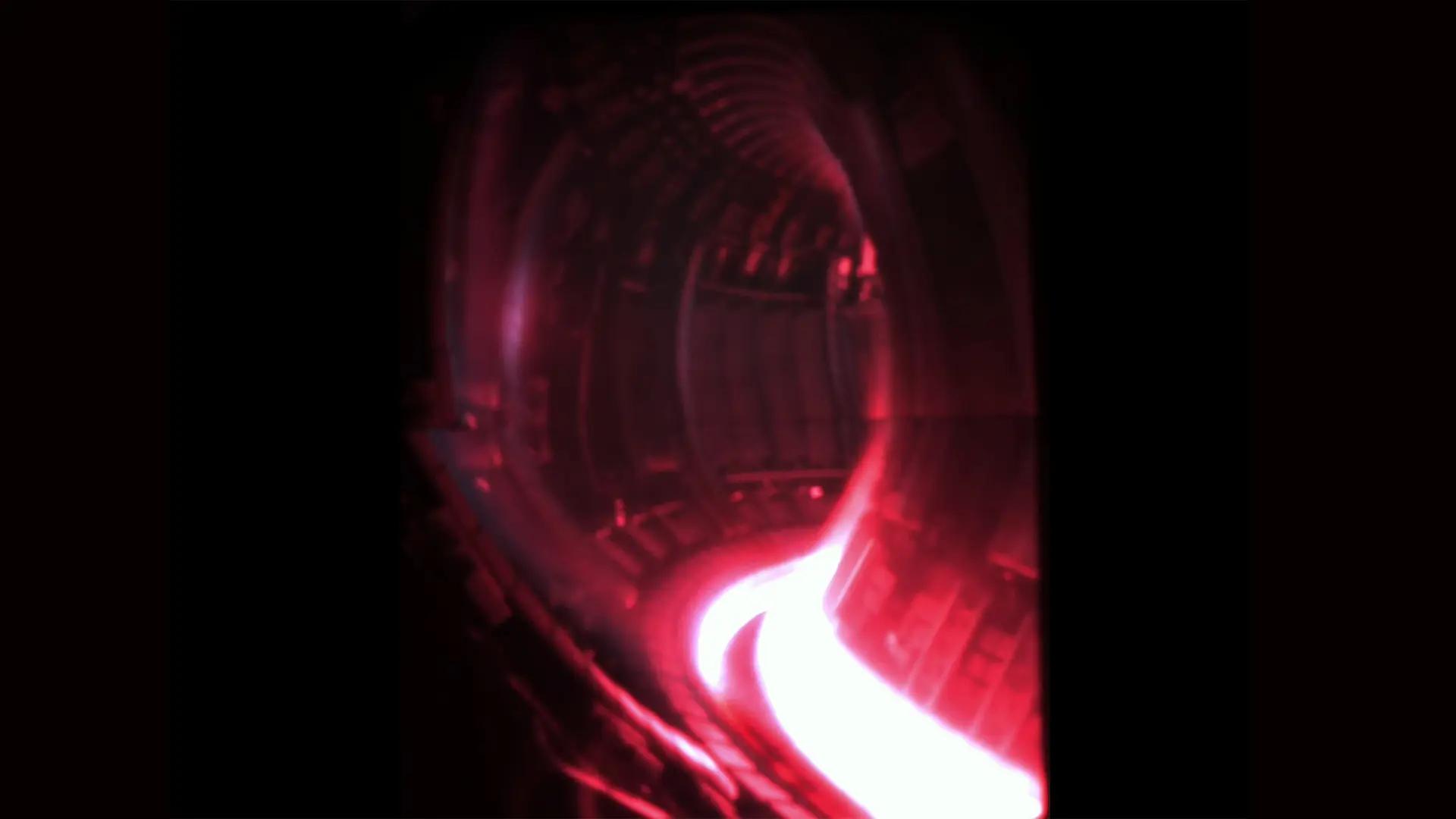 Bild inifrån reaktorn, med rosafärgad plasma. 