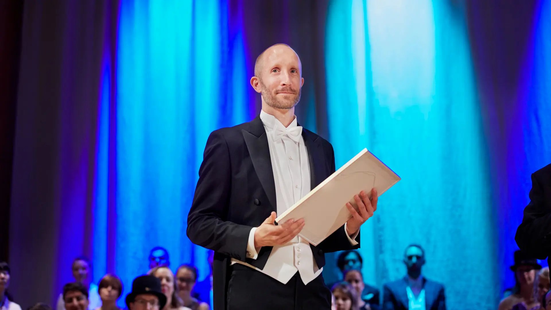 Johan Larsbrink på Göteborgs konserthus när han tilldelades utmärkelsen årets forskarhandledare.