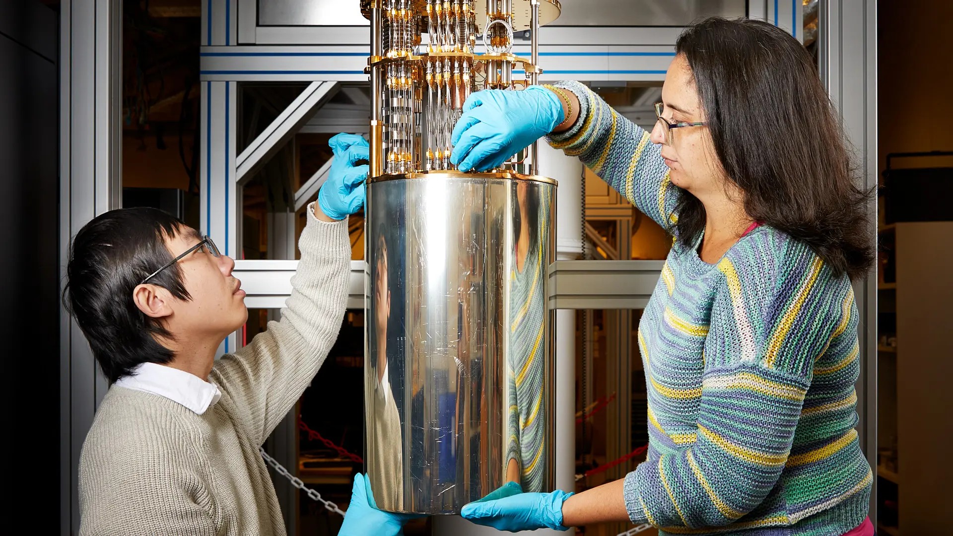 Doktoranden Hang-Xi Li och forskningsledaren Giovanna Tancredi öppnar kvantdatorns kryostat. Foto: Anna-Lena Lundqvist