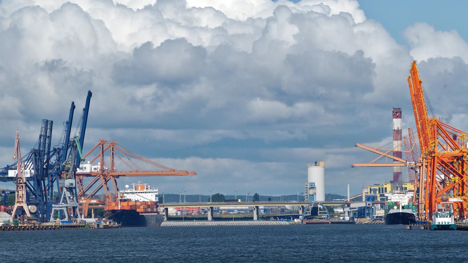 Containerterminaler i hamnen i Gdynia i Polen.