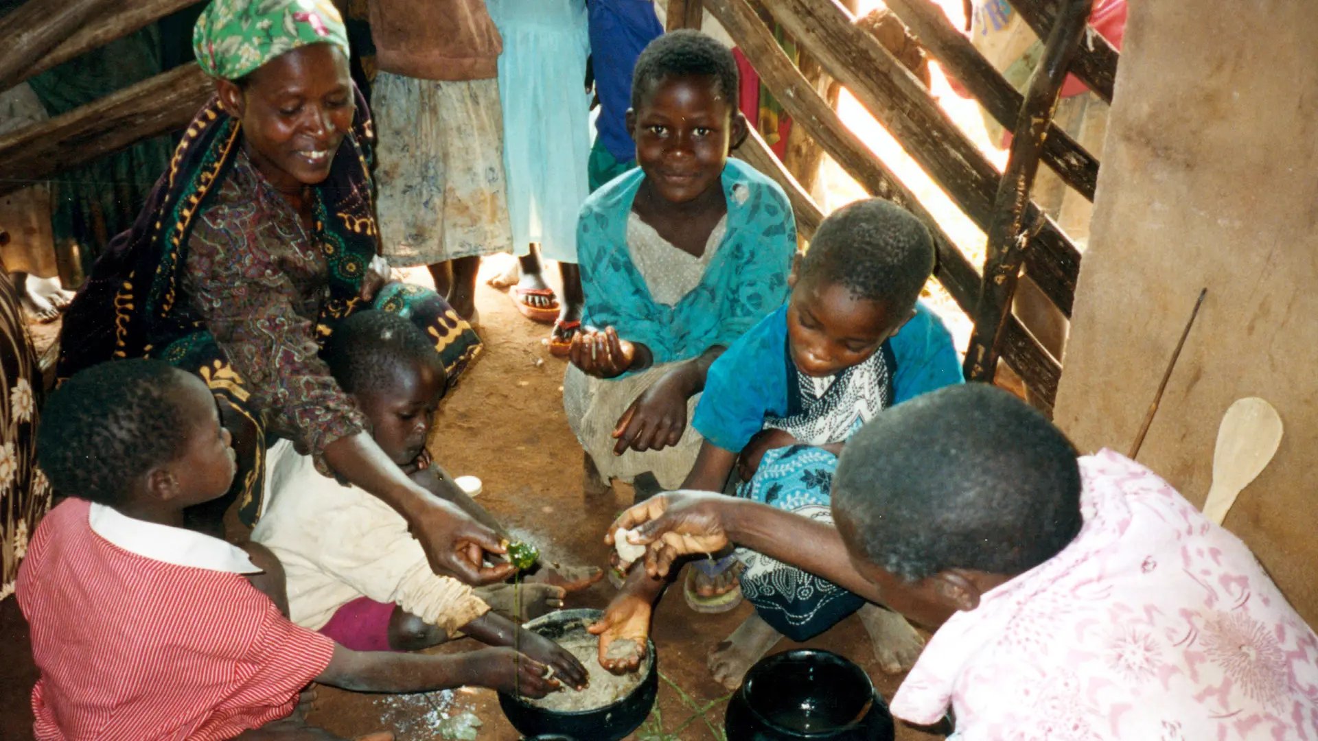 Familj i Tanzania som äter en måltid tillsammans