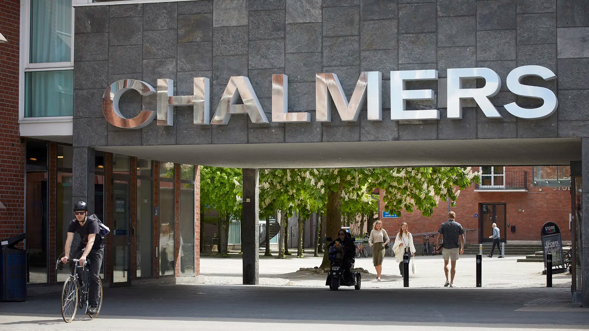 The Chalmers portal and people moving on campus. 