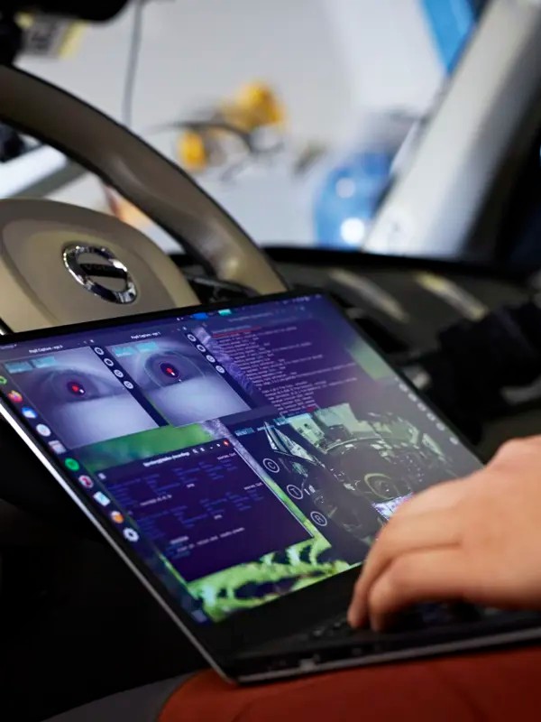 Laptop visar mätvärden från forskning inne i förarhytten på en bil.
