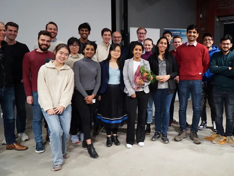 Madhavi Srinivasan with the audience at her lecture on sustainable batteries.