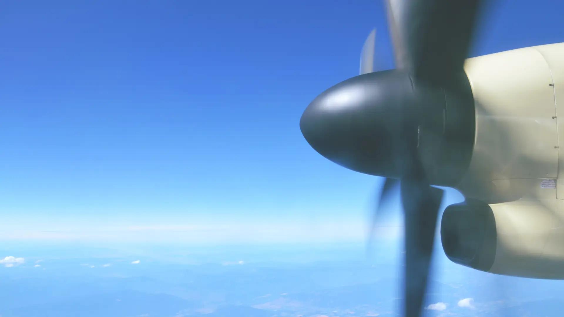 En propeller på ett flygplan under färd