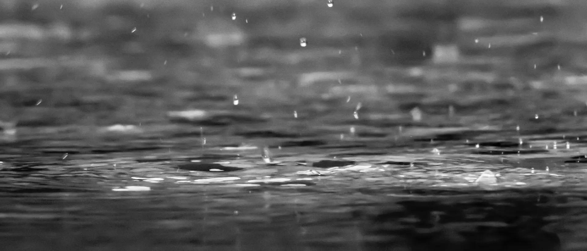 Regn som faller i vattenpölar.