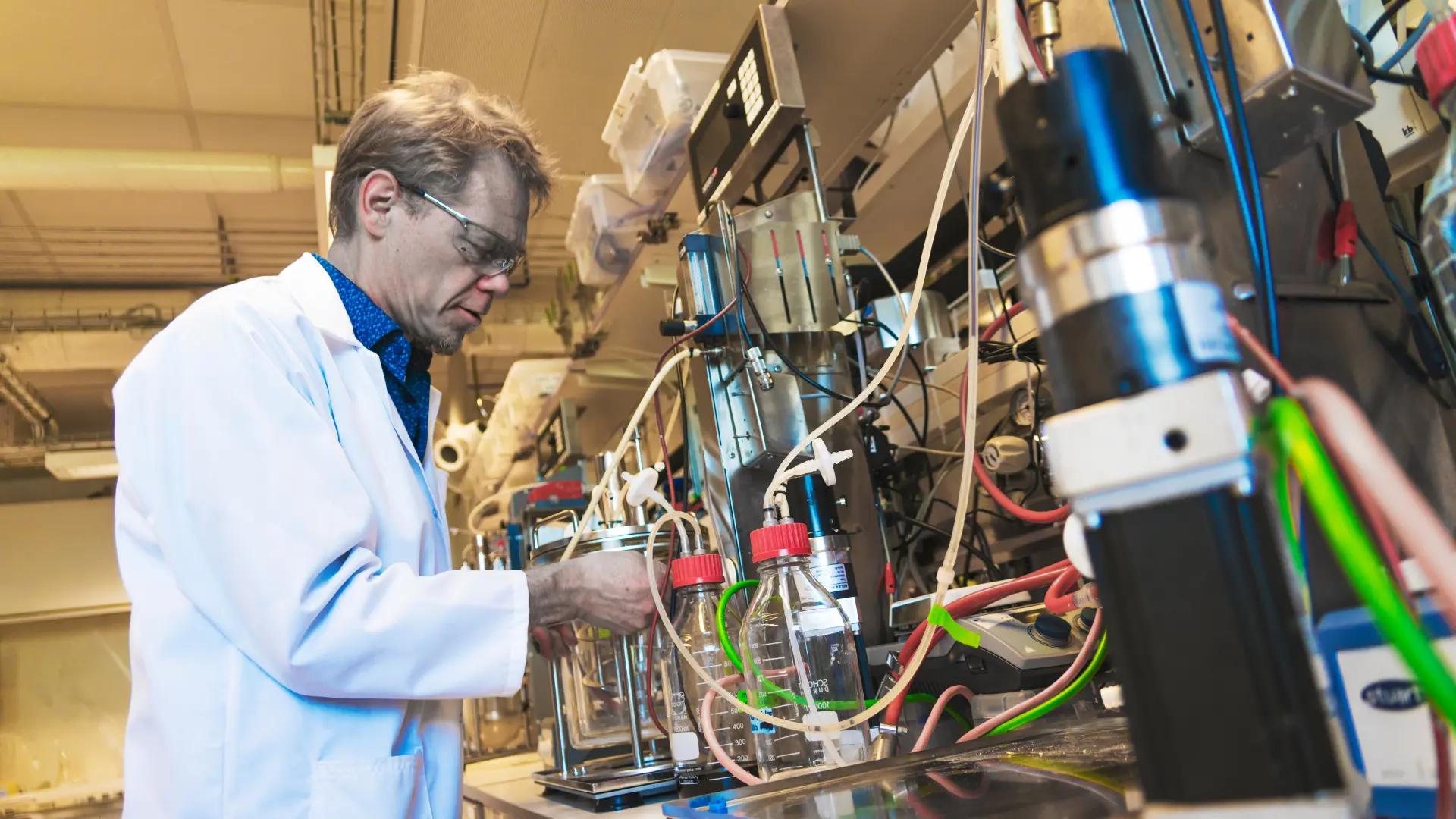 Carl Johan Franzén utför arbete i ett laboratorium