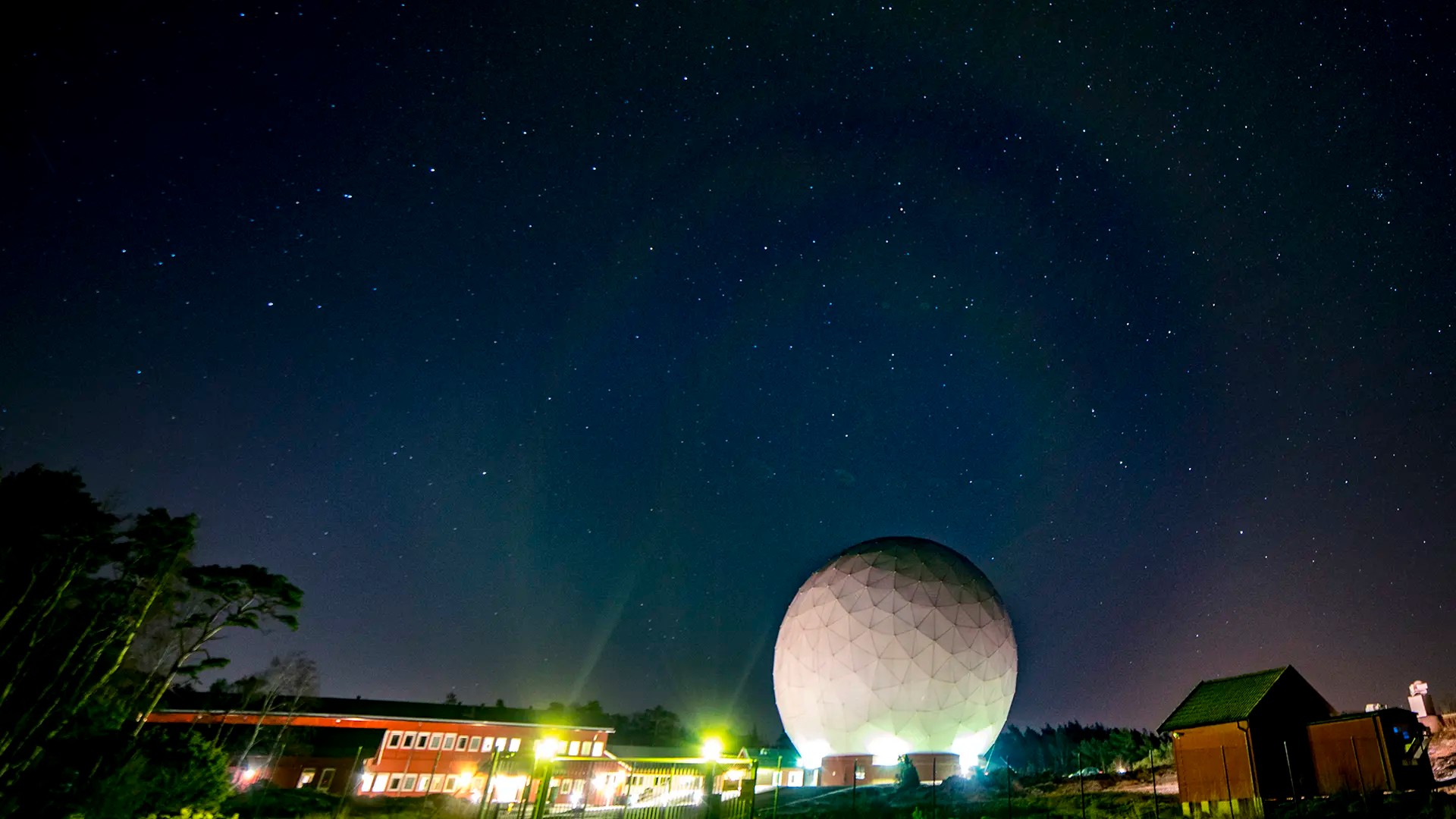 Stjärnhimmel ovan Onsala rymdobservatorium (Foto: Chalmers/J. Bodell)