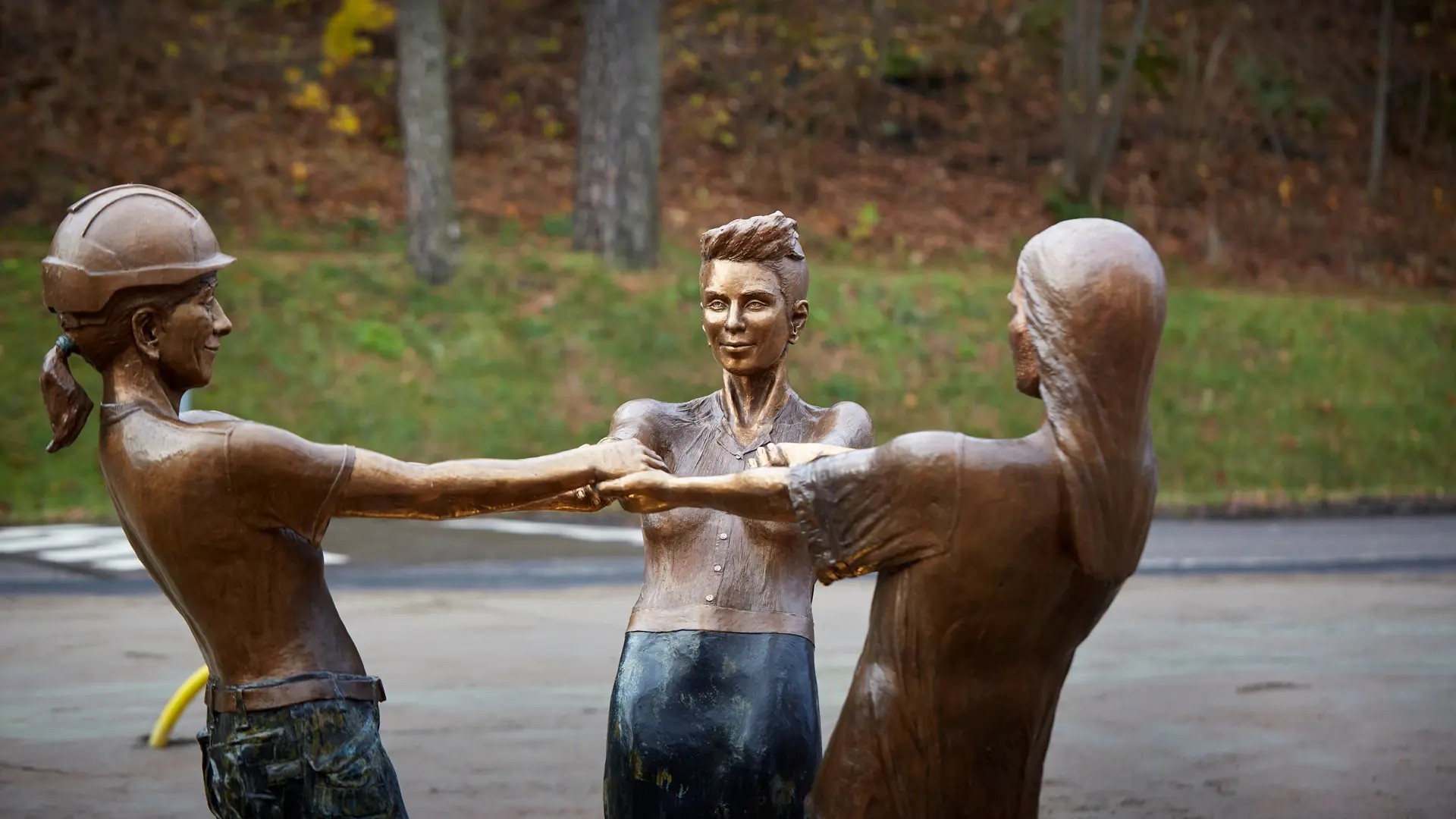 Statue on Chalmers campus called Seeing yourself in others