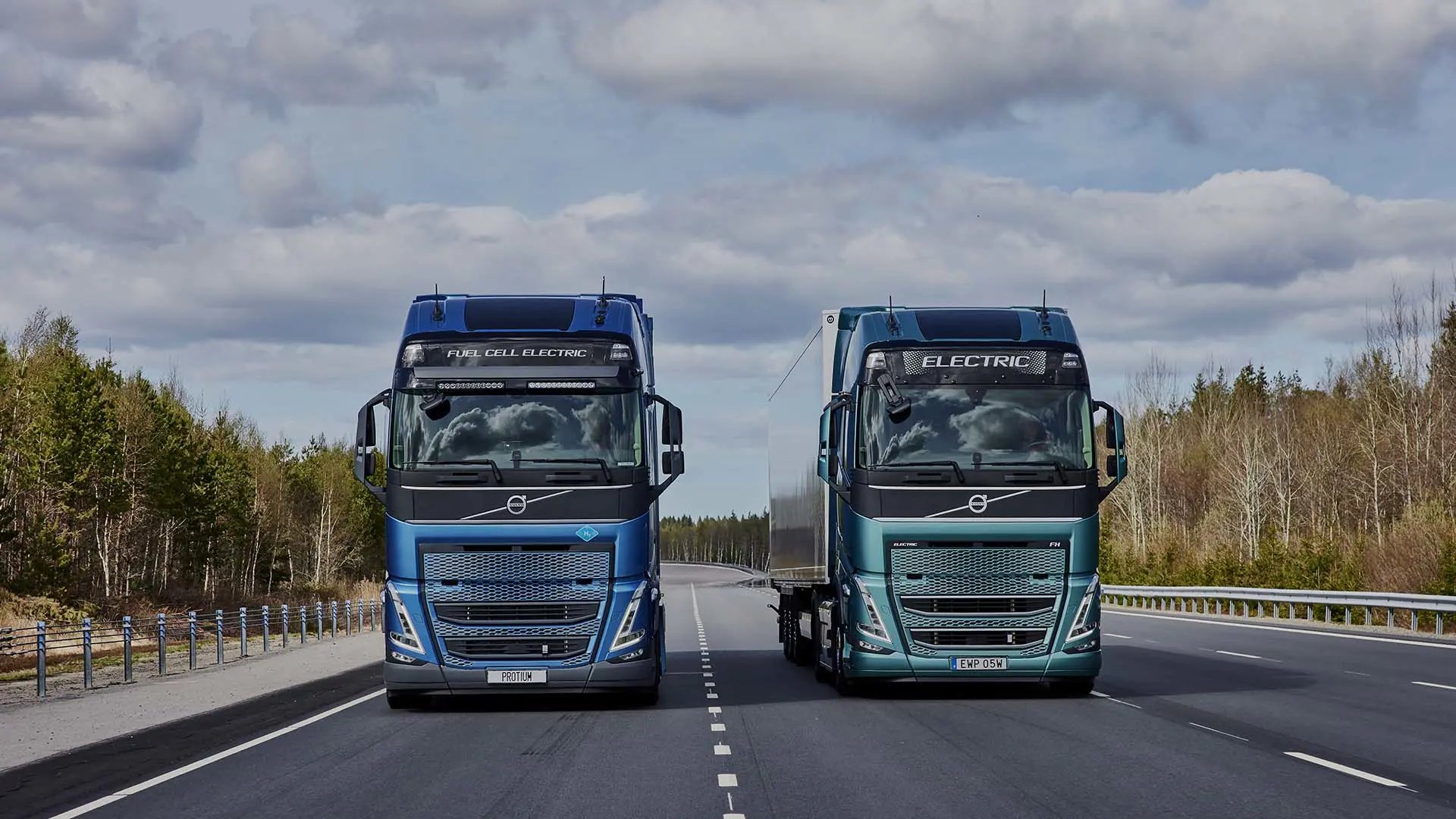 Två Volvo-lastbilar som kör bredvid varandra.
