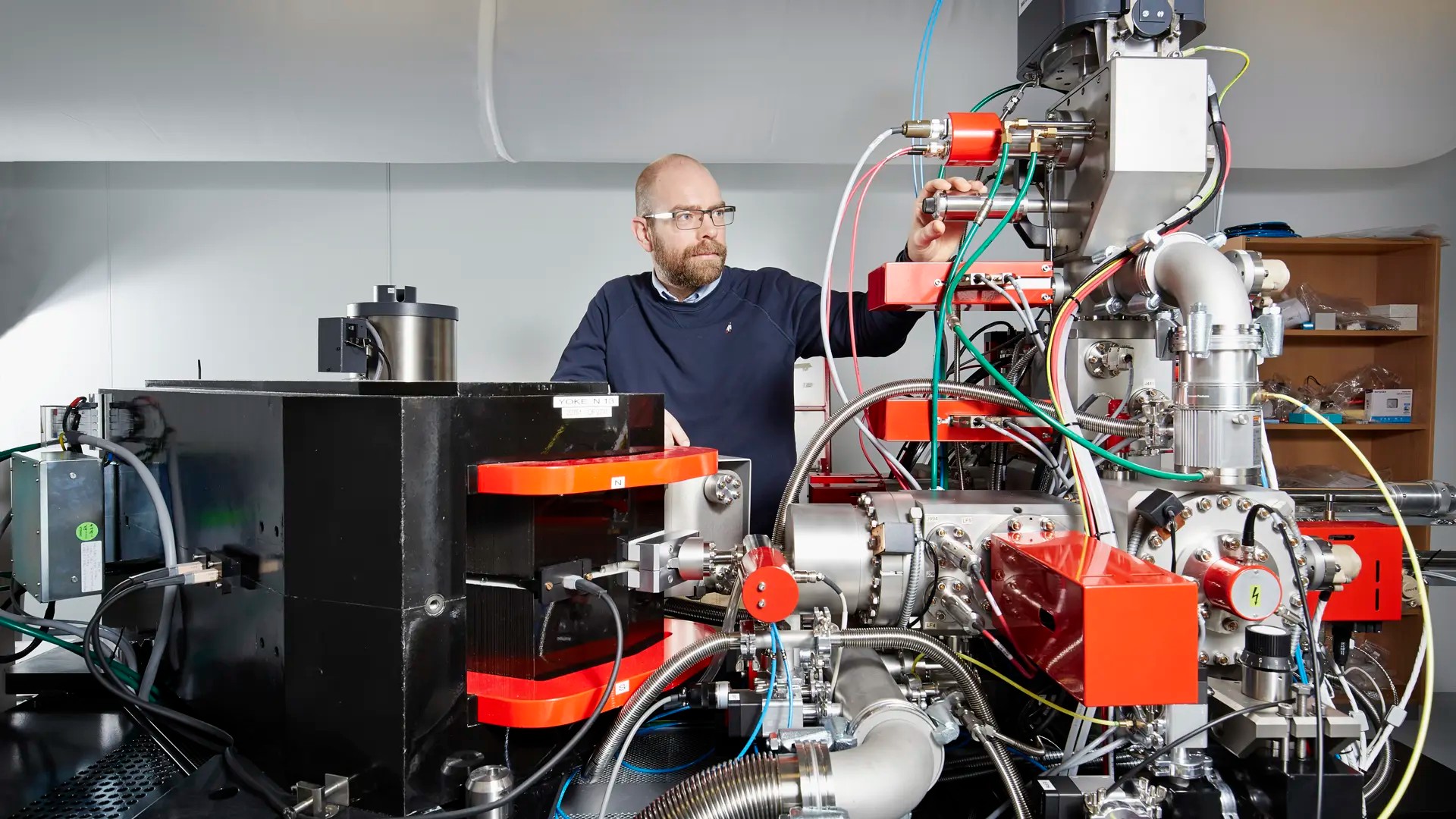 Researcher behind the large equipment in Chemical Imaging Infrastructure at Chalmers 