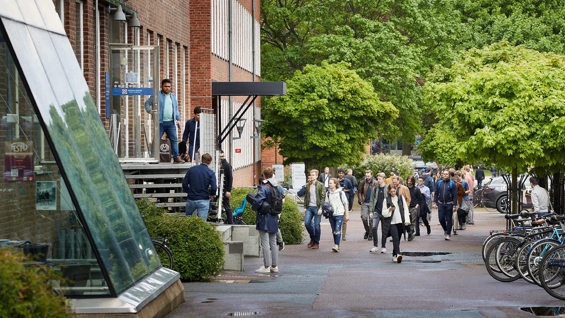 Students on the Johanneberg campus
