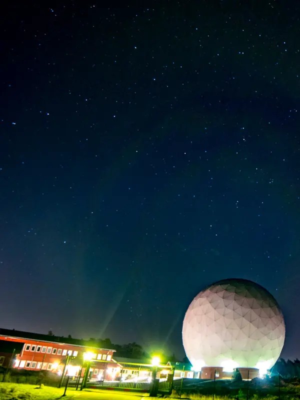 Stjärnklar himmel över Onsalas 20-metersteleskop
