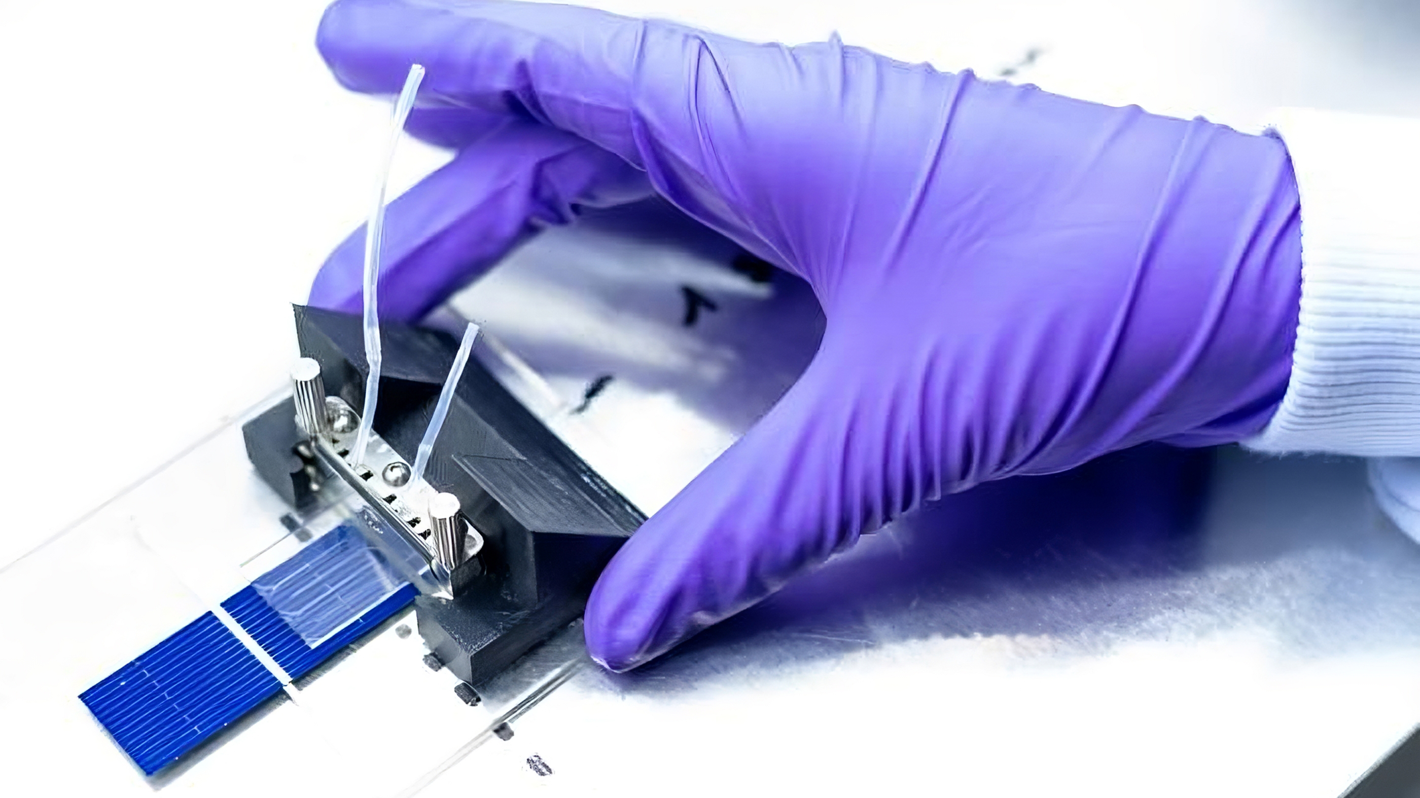 Hybrid device combines solar cells with 18-year energy storage