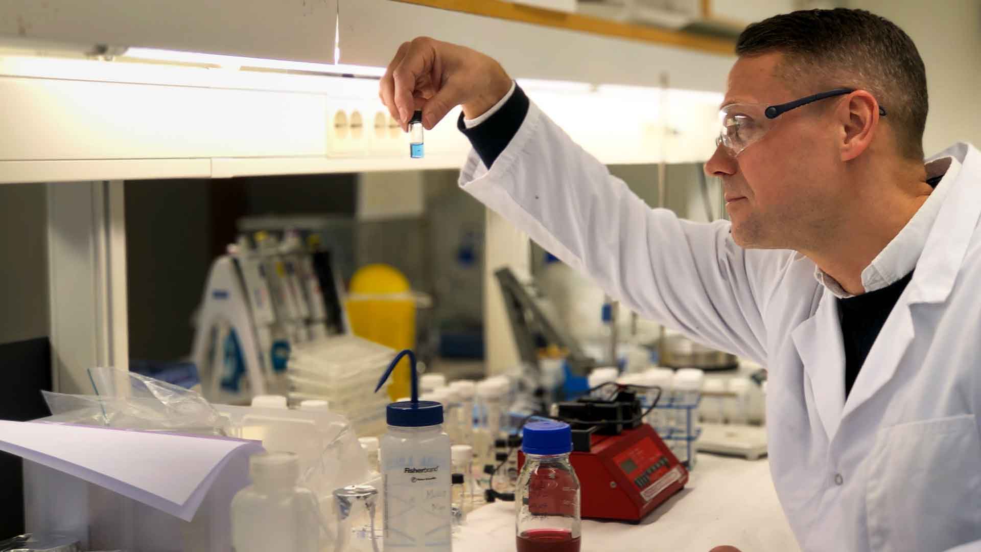 Professeur de Chalmers discute de la recherche sur les surfaces dans un podcast